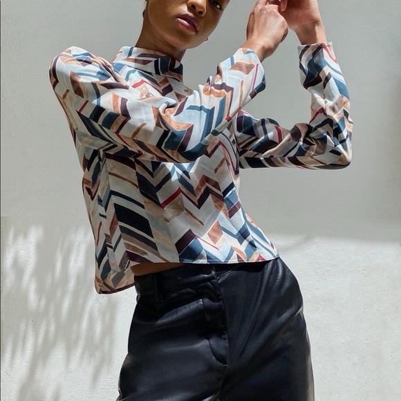 Aritzia Babaton Campbell Blouse - Picture 5 of 8